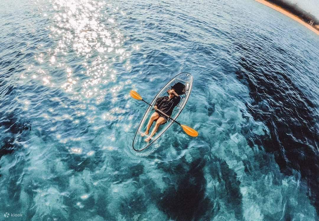 Deportes acuáticos en la playa de Aimen