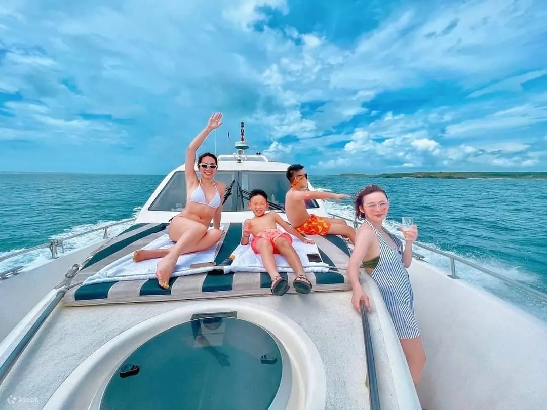 澎湖: 蔚蓝海岸游艇俱乐部-游艇出海体验海上泳池＆梦幻水上活动