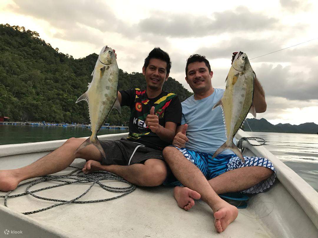 dos hombres posan con su captura