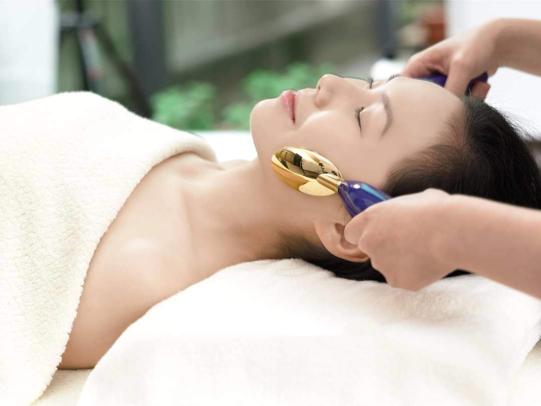 金のスプーンを使ったフェイシャルエステ Golden Spoons Facial - 月経周期に着目した～バランスケア。23Kゴールドのスプーンで温冷を交互にあて、アロマオイルでマッサージすることで、血行促進、潤いと栄養を与えます。