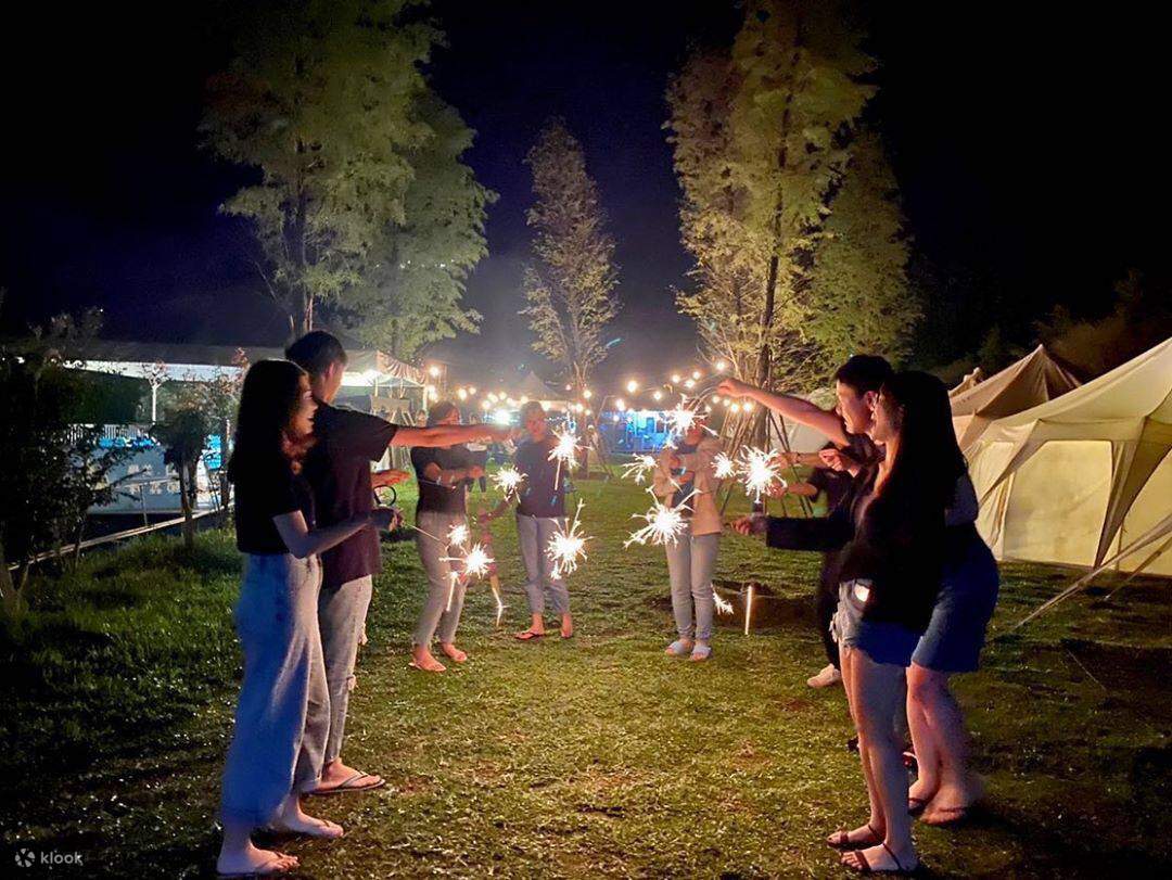 Enfants jouant au Tuankang sur la pelouse