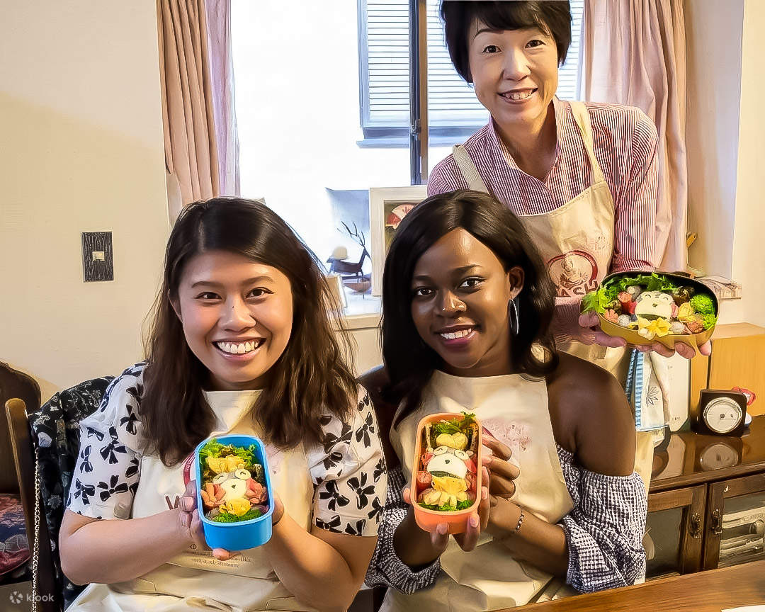Preparazione di bento a tema personaggi