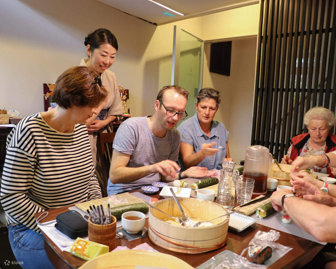 Retroussez vos manches et essayez de faire des sushis