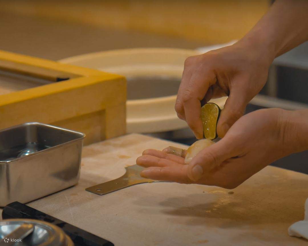 Seni sushi yang lembut adalah tempat bahan-bahan segar, sederhana, dan lezat bertemu dengan keahlian yang cermat