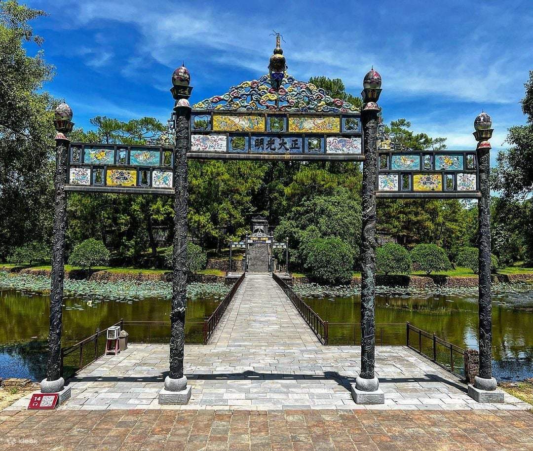 Tiket Makam Kaisar Minh Mang di Kompleks Monumen Hue UNESCO