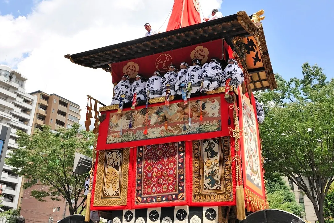 祇园祭是八坂神社的祭祀活动，是日本最著名的节日之一