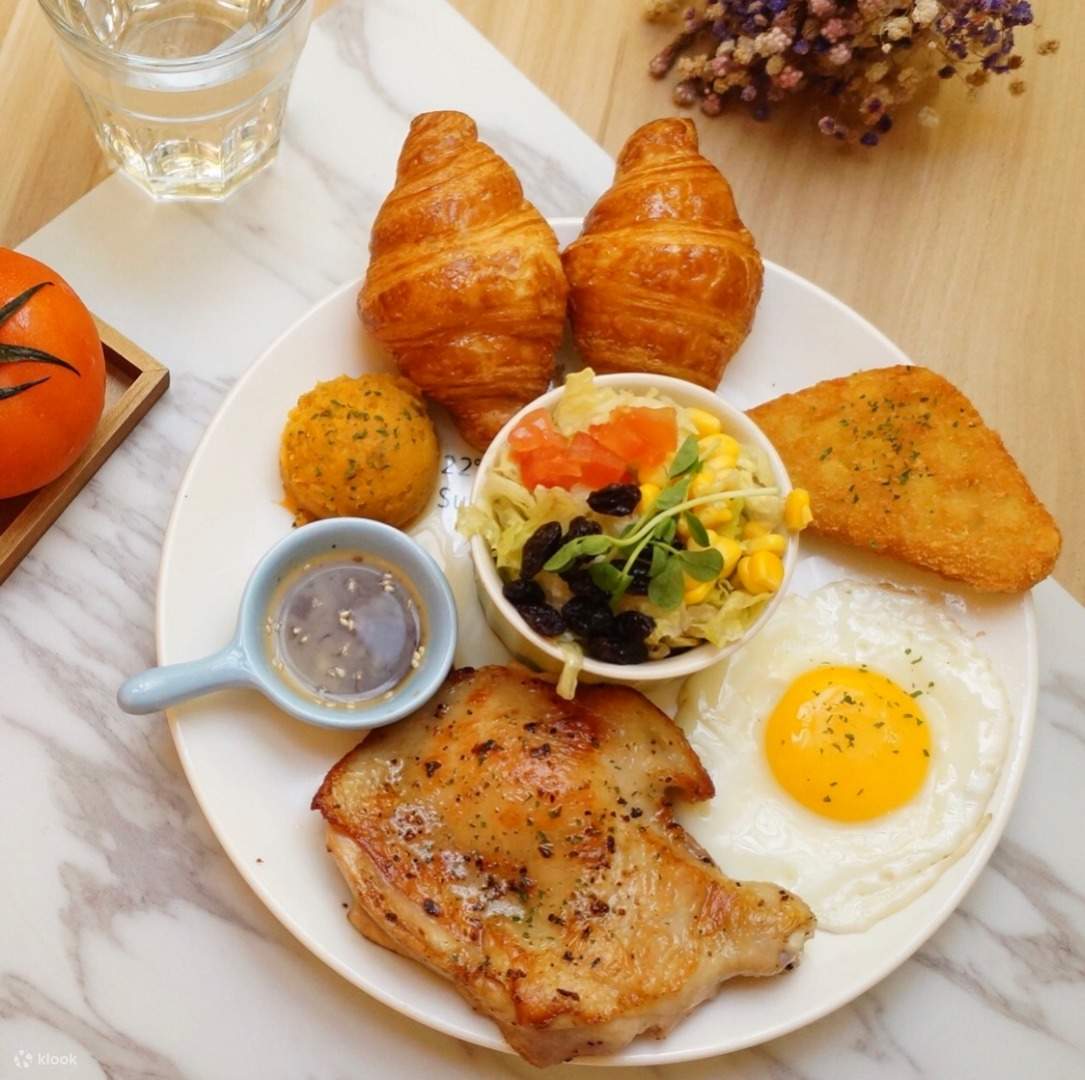 Sister-Long-Legs at Wonderful Food, Xinzhuang Station