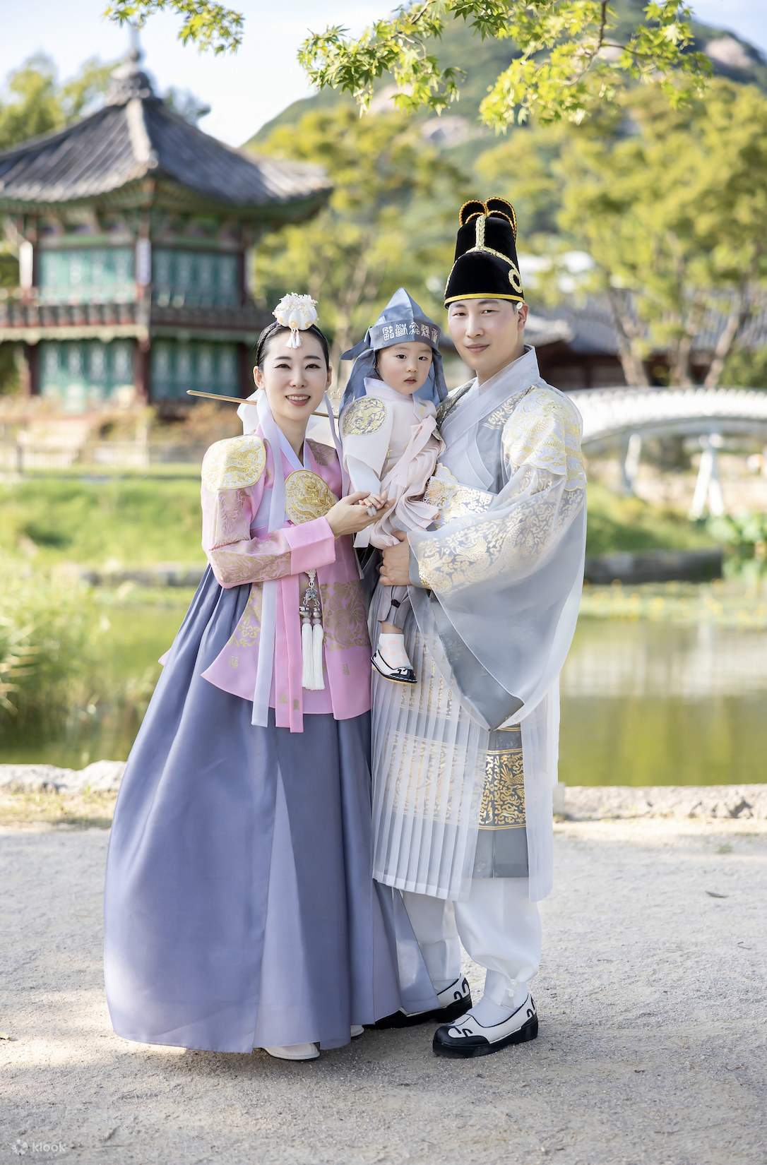 Hanbok Rental and Photoshoot Experience by Hanbok That Day Klook