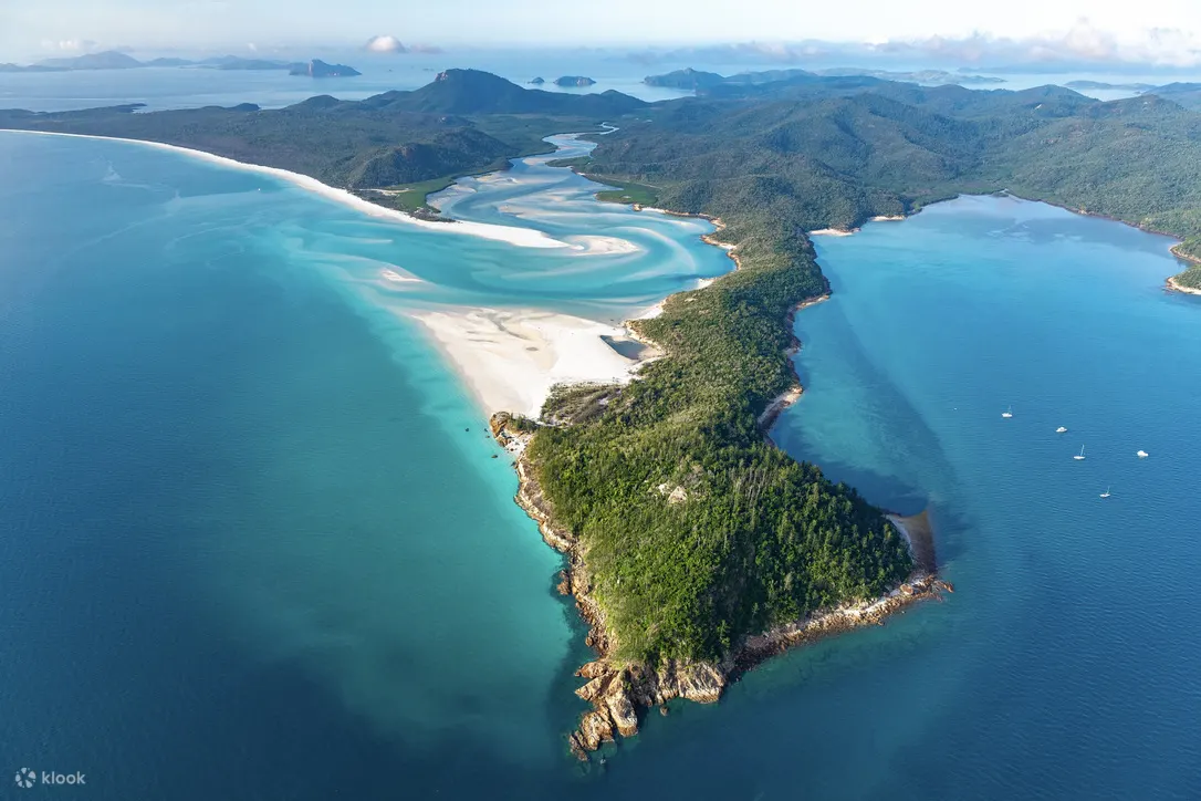 从顶部看海洋和岛屿