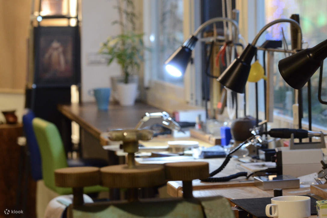 Espace suffisant et table équipée de pinces, chalumeaux, etc.