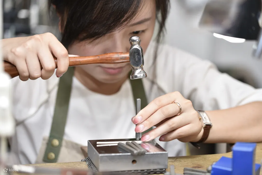 利用锤子敲打制作银饰