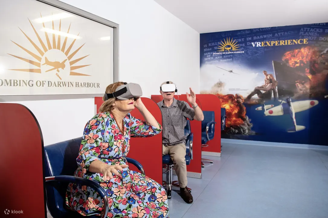 一对夫妇在博物馆体验VR技术