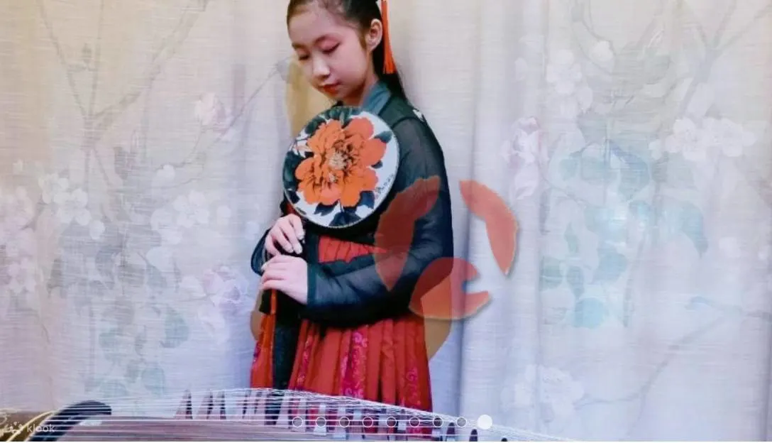 女孩与古筝
