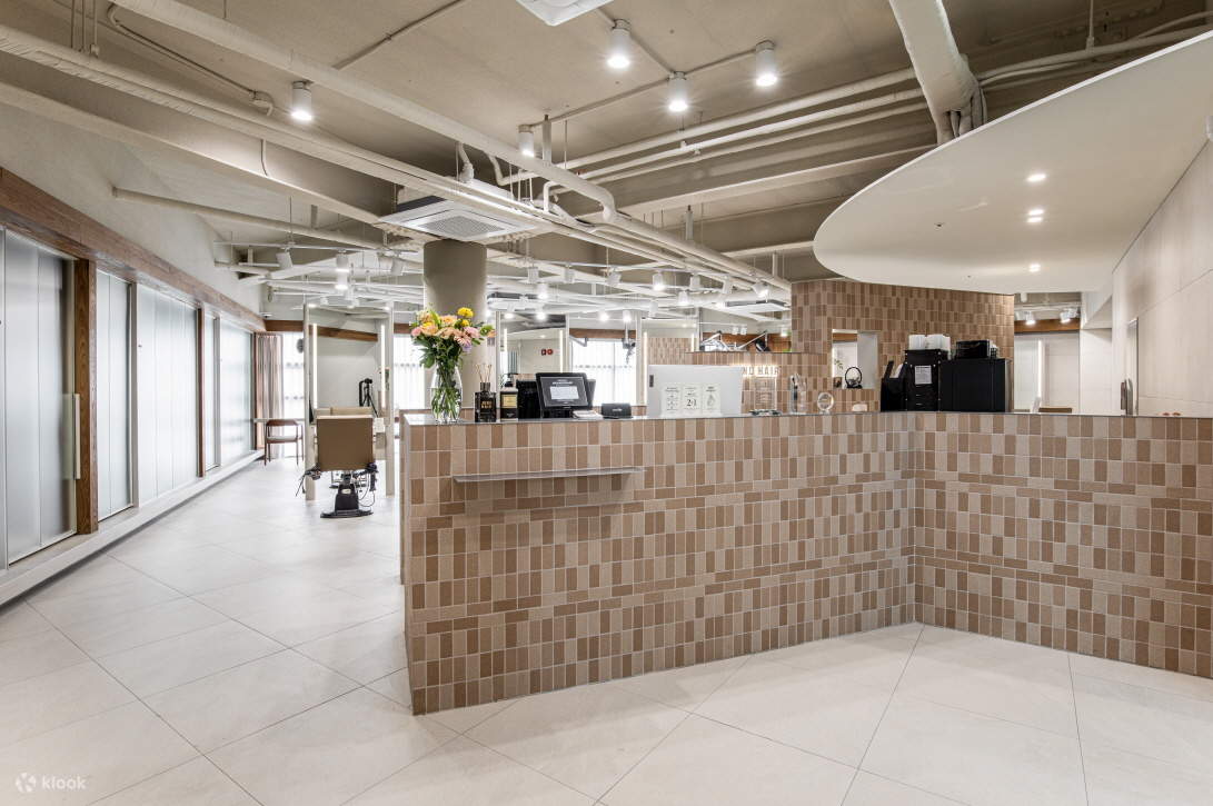 JUNO HAIR Myeongdong Street Branch è un luogo che si prende cura non solo della bellezza esteriore ma anche della salute interiore, permettendoti di rilassare sia il corpo che la mente.