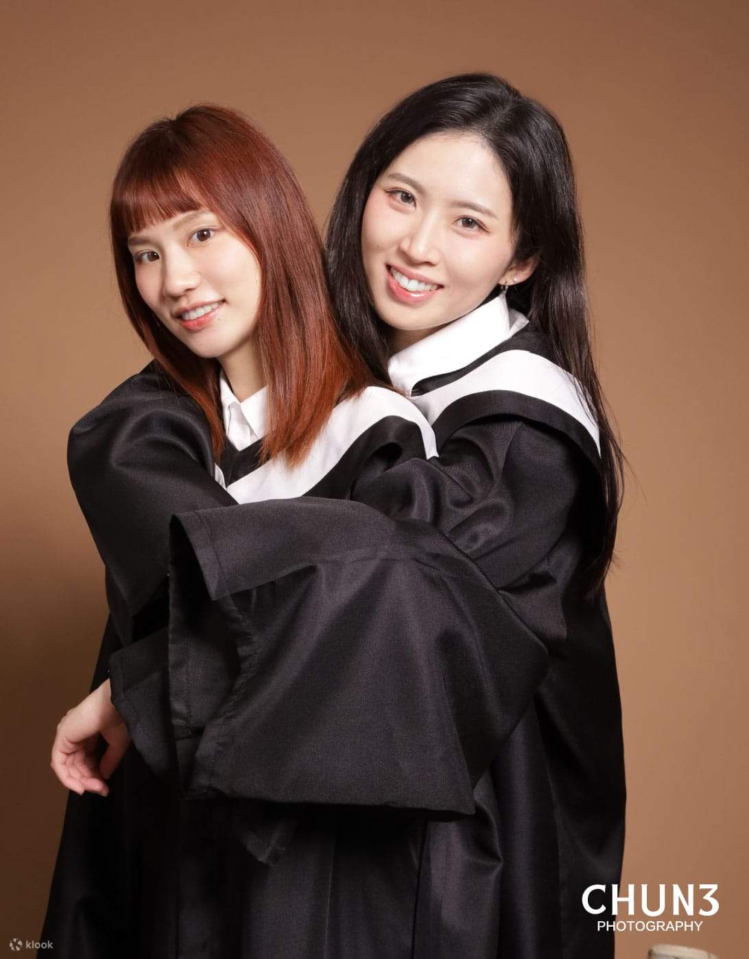 Location offrant la location de toges de licence, de chemises et de tailleurs basiques. Des photographes professionnels créeront une photo d'identité professionnelle pour vous.