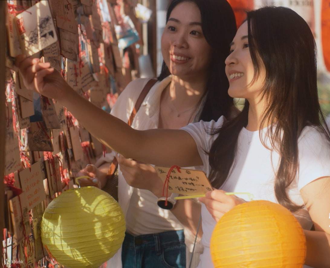 Sau khi hoàn thành nghi lễ cầu phúc, đừng quên chụp ảnh và đăng lên mạng xã hội để lưu giữ kỷ niệm về trải nghiệm cầu phúc đặc biệt này và chia sẻ với gia đình.