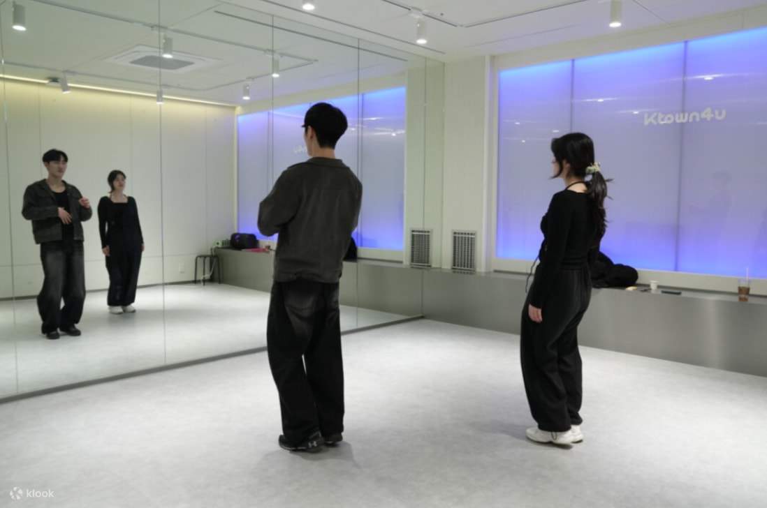 Bergabunglah dengan kelas intensif bersama pelatih yang berpengalaman bekerja dengan idola K-POP dan dapatkan umpan balik dan saran yang dipersonalisasi.