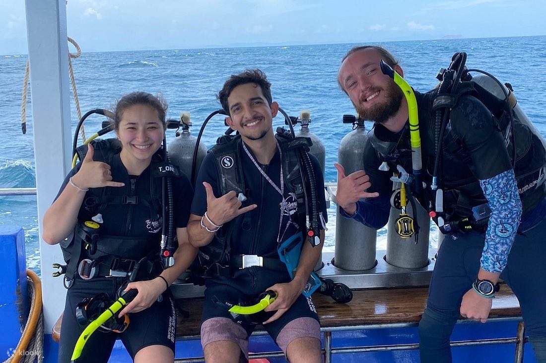 Lasciate che i nostri istruttori esperti vi guidino senza problemi dalle sessioni in piscina al mare aperto, rendendo l'apprendimento un gioco da ragazzi.