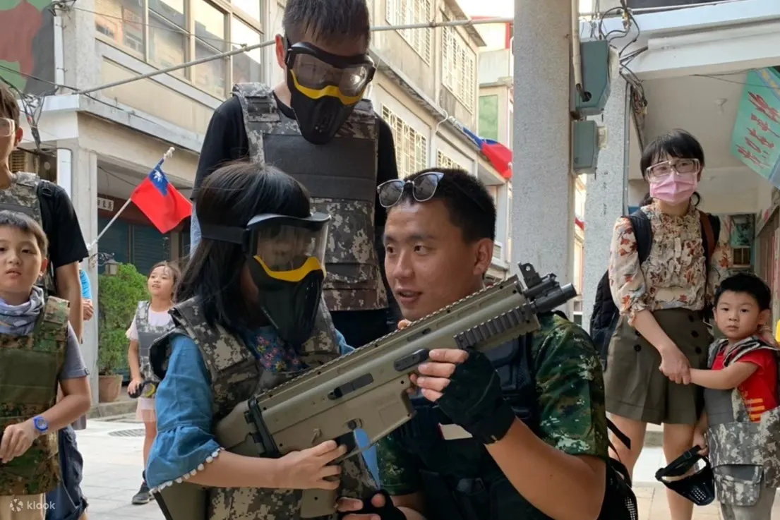 小孩在教练解说及家长陪同下也可参加