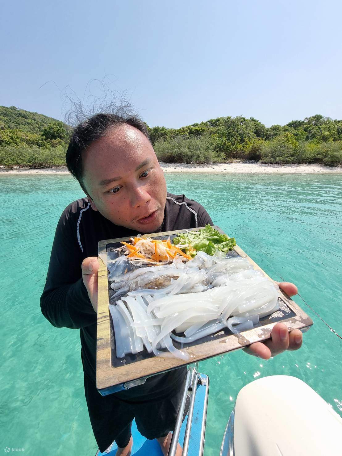 seorang lelaki dengan sashiminya