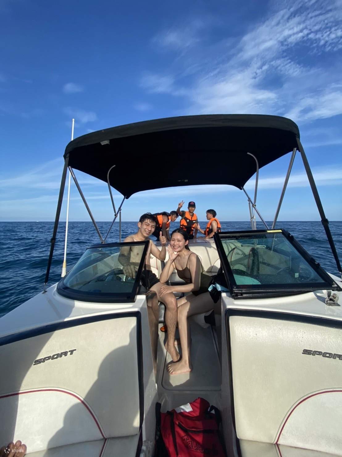 Bot laju di luar pesisir pantai Chengkung, Taitung