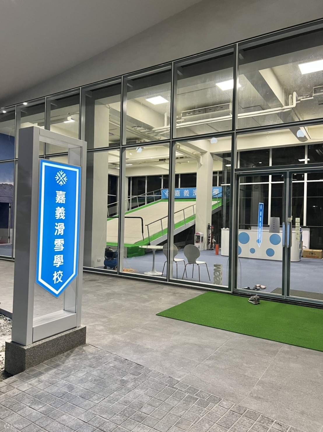 Terdapat tempat parkir tepat di depan pintu, sangat nyaman.