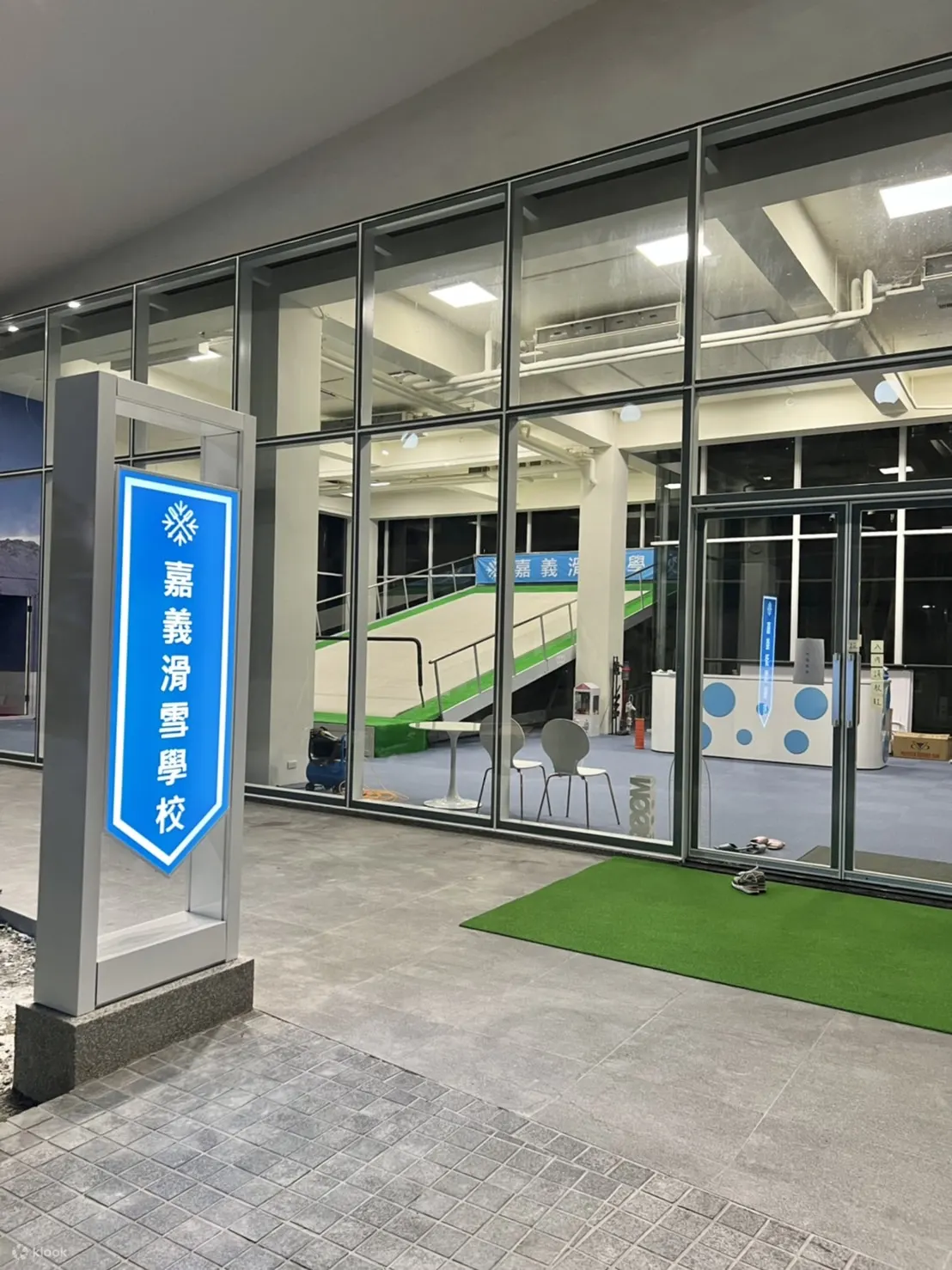 门口就有停车场非常方便