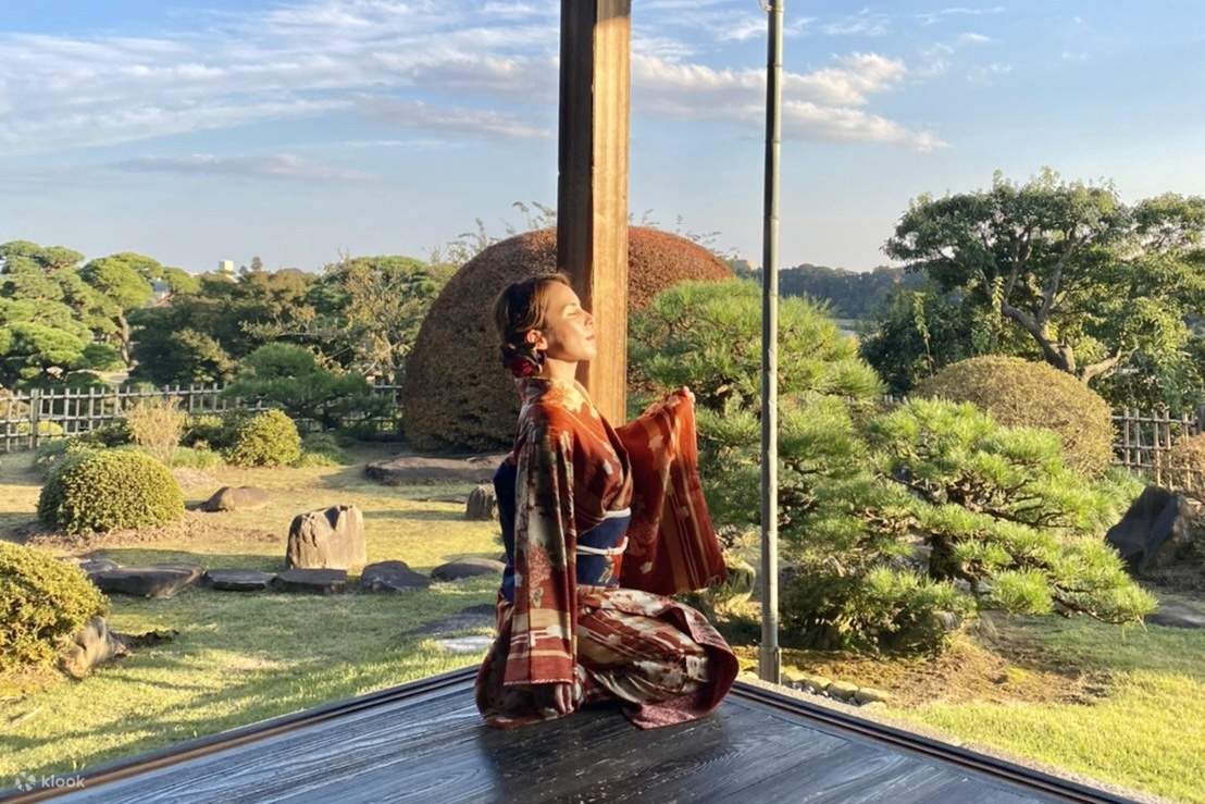 日本庭園と和服を着た女性