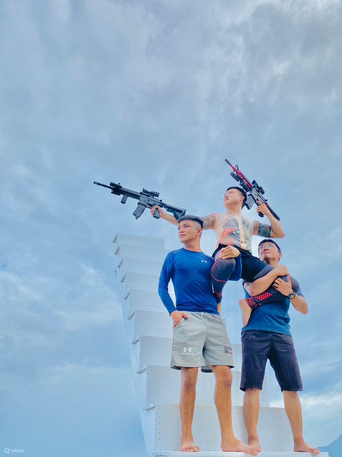 Tre persone che fanno la torre umana