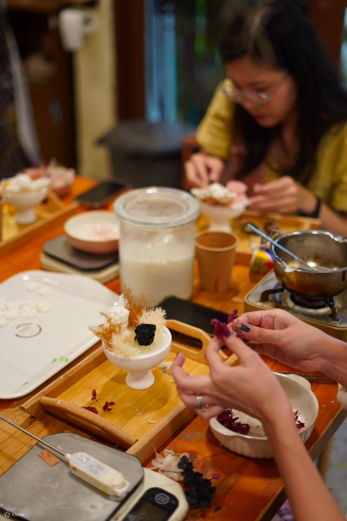 Làm nến hoa thơm 