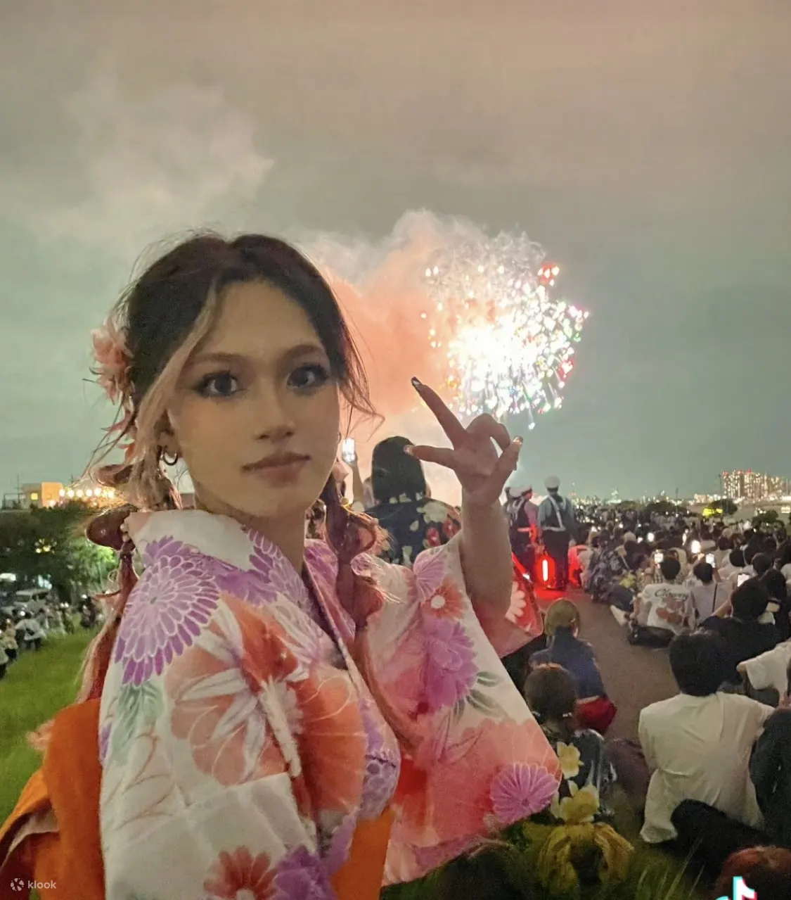 在烟花背景下拍照