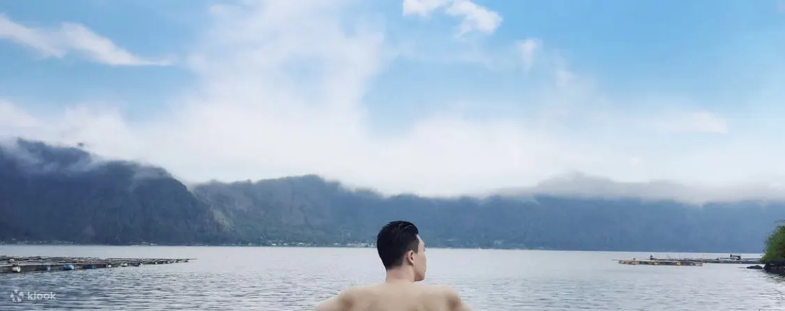 印度尼西亚天然温泉中的男人