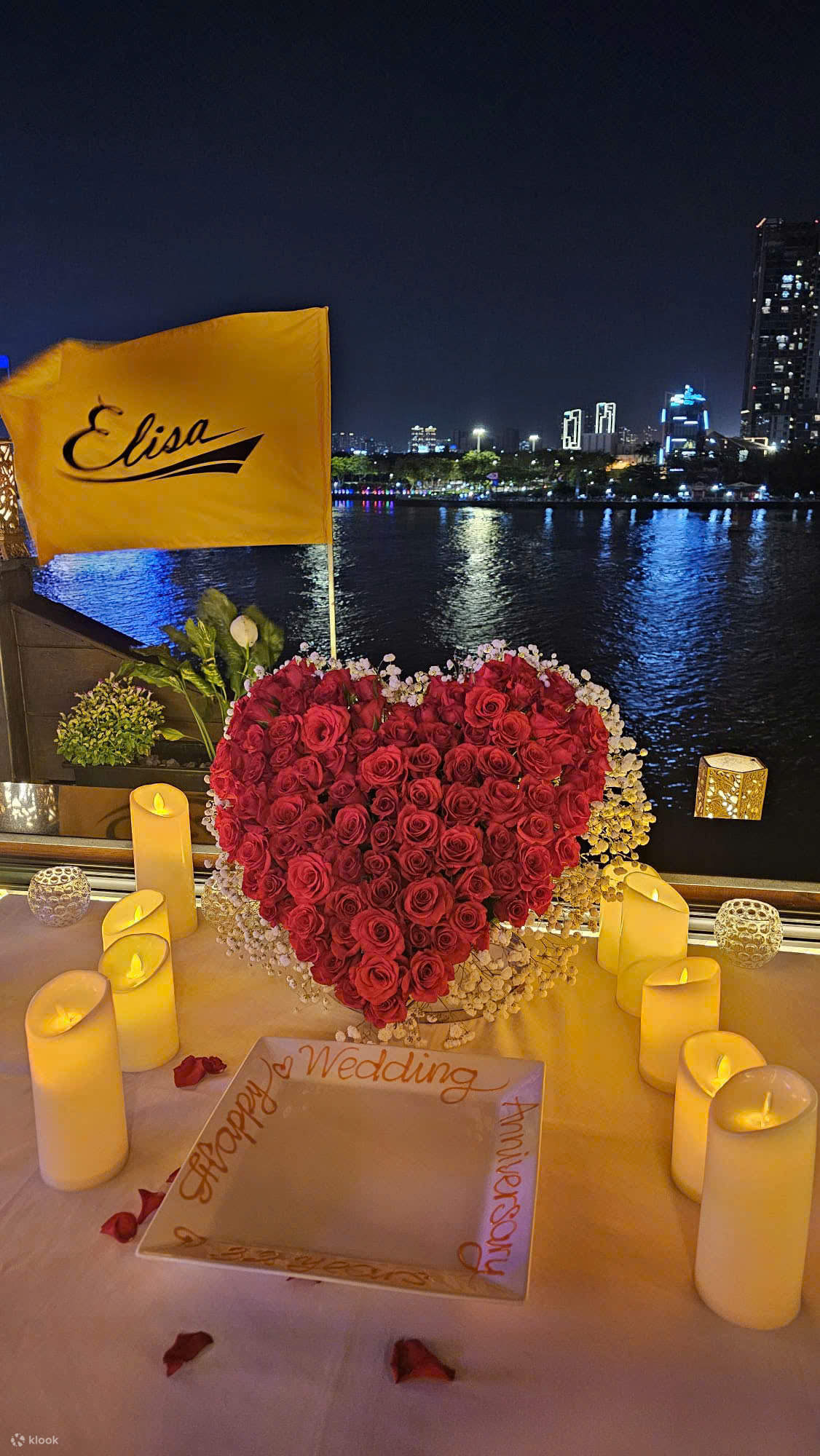 사이공 강 엘리사 플로팅 레스토랑에서의 식사 경험