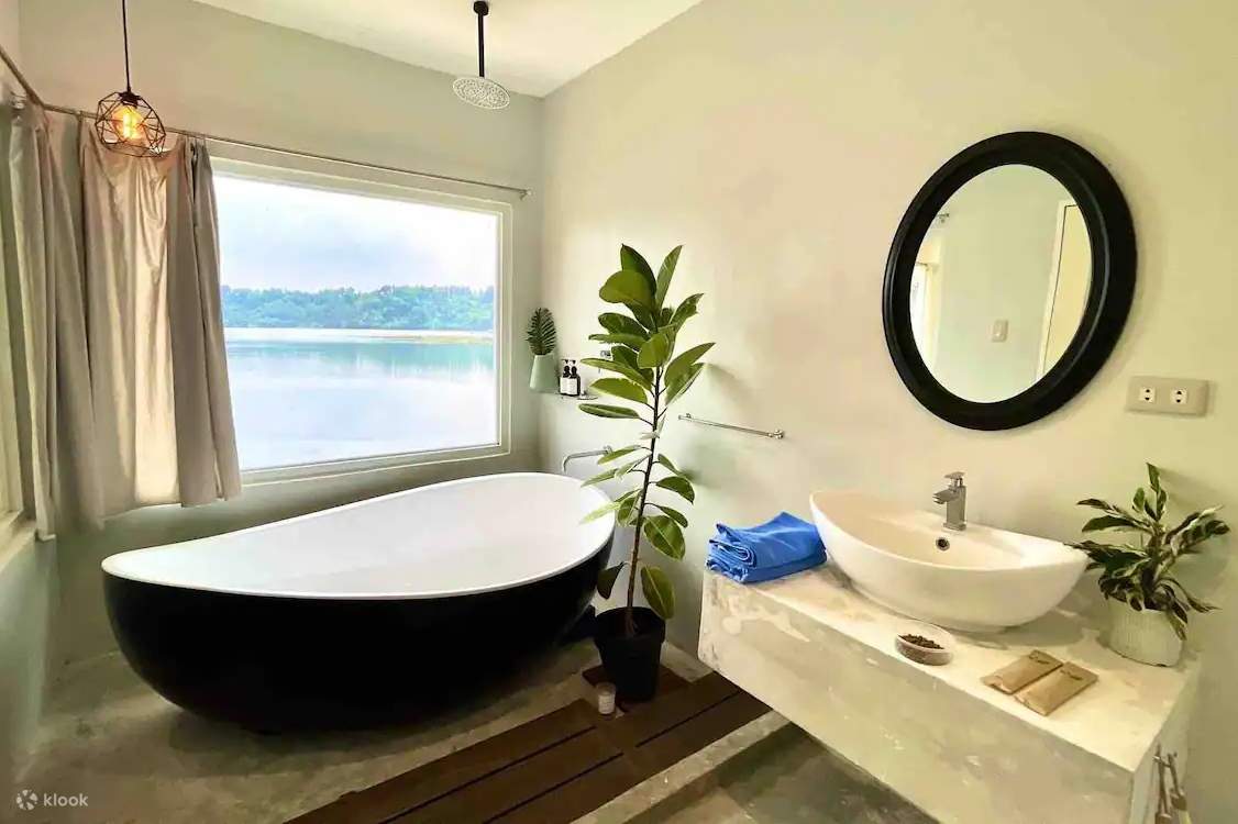 湖の景色を望むバスルーム