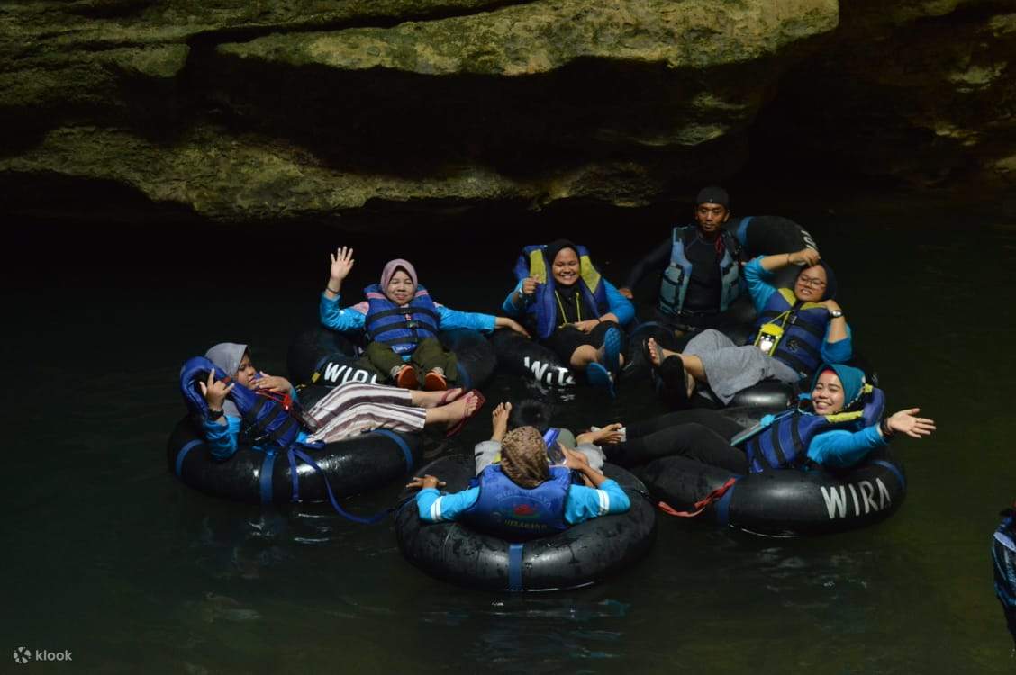Perfecto para actividades en grupo, disfrute de la diversión del tubing en el río con sus amigos y familiares