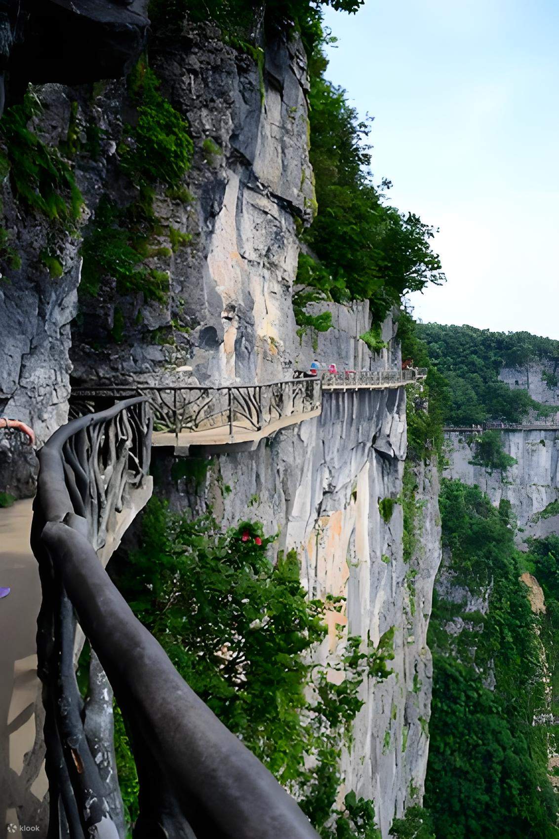 长沙出发 张家界天门山国家森林公园 天门洞 玻璃栈道一日游 动车往返（可选 土家风情园） - Klook客路