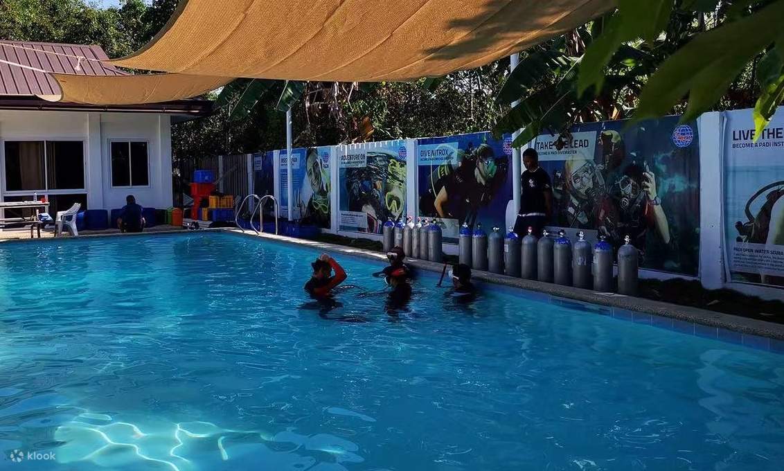 Tauchschüler im Pool