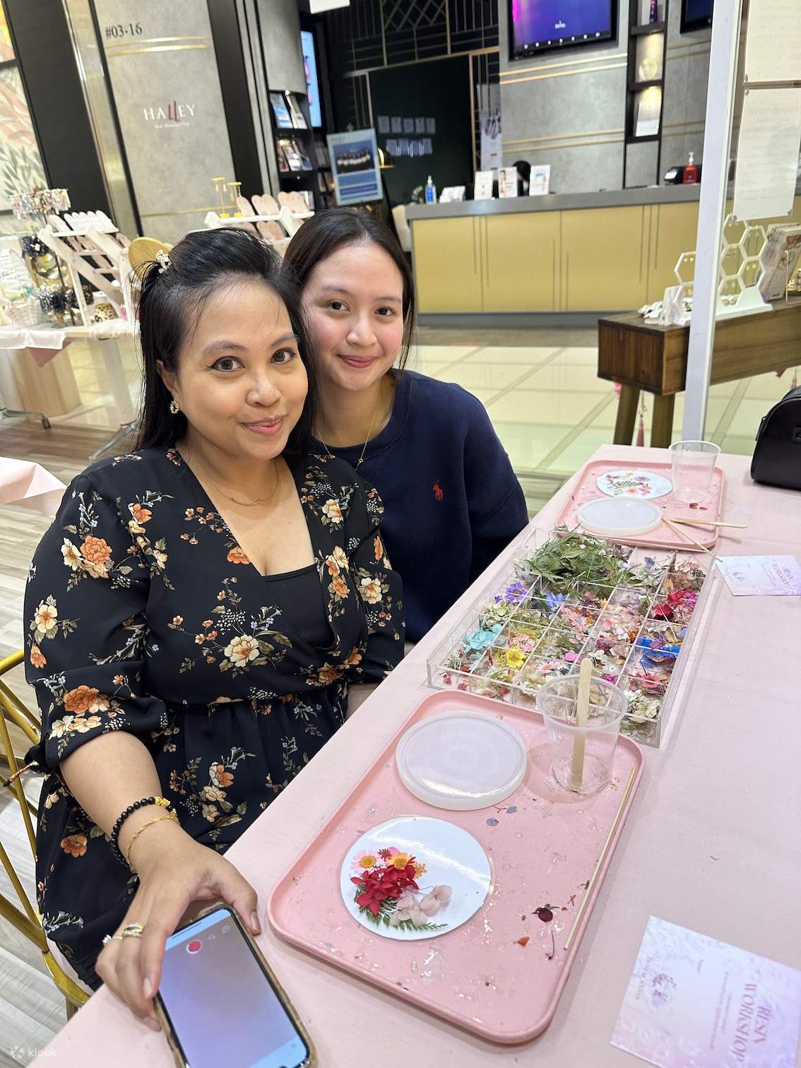 Atelier de création de sous-verres en résine florale