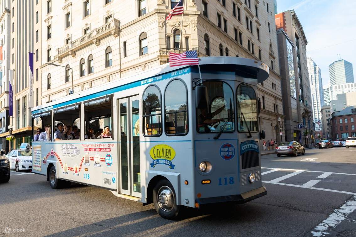 道路の真ん中にあるトロリー
