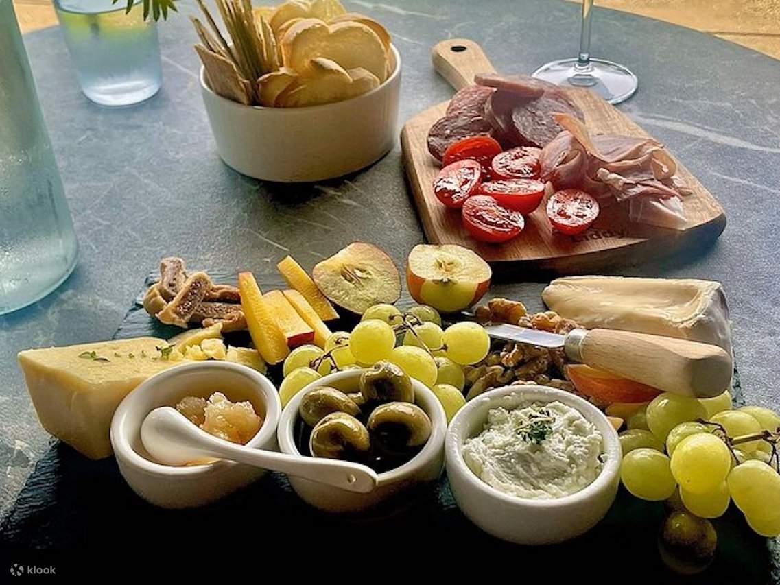 Дегустация вина, сыра и мясных деликатесов в Cael's Gate