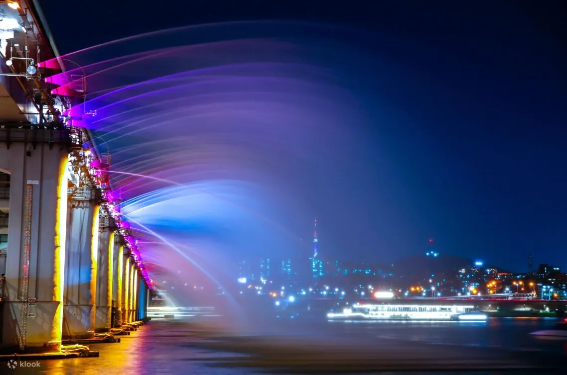 • 推薦景點：세빛섬 (Sebit Doongdoong Island)、달빛노들 (Dalbit Nodeul)、盤浦大橋