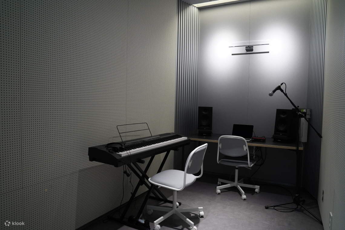 [Vocal Class]
We'll give some tips on how to sing smoothly and express your emotions!

Trainers who were former K-POP idols and professional vocal trainers will personally guide your training. You'll receive tips on how to sing smoothly and express your e