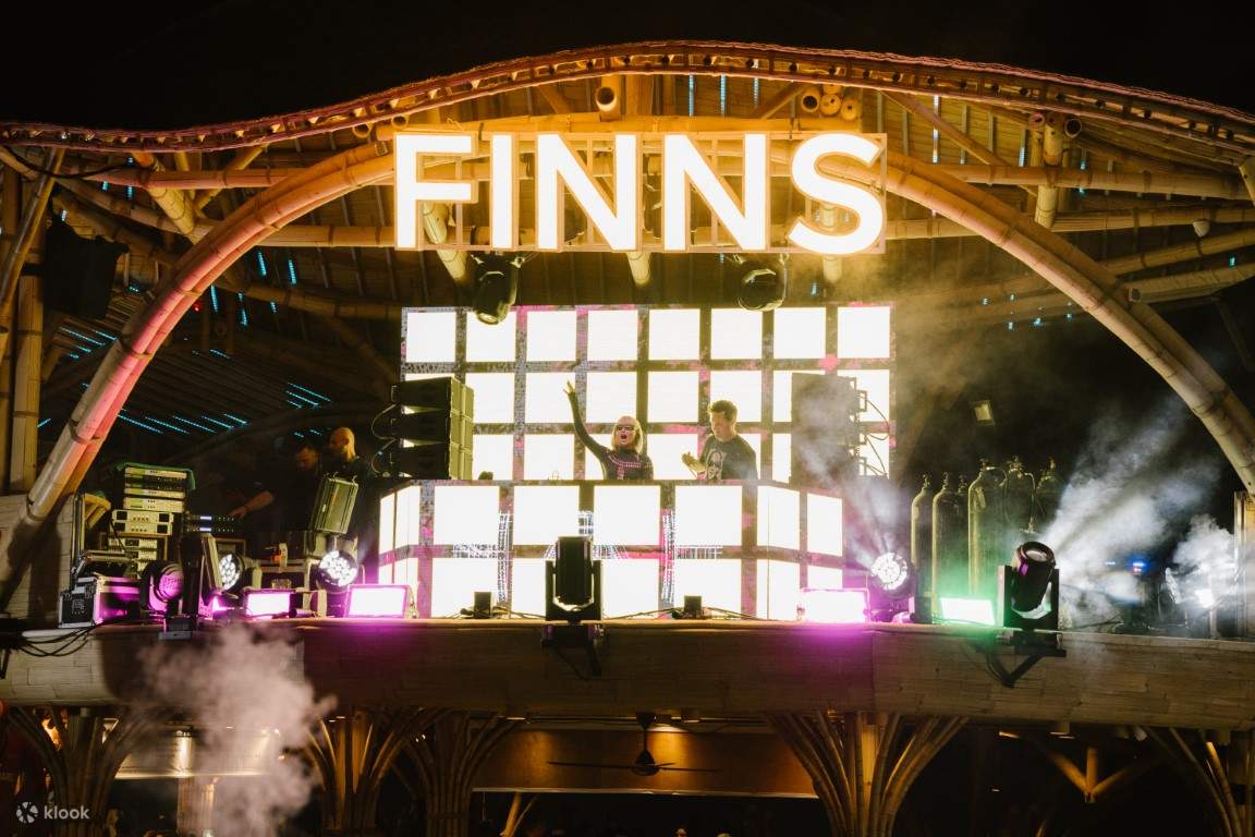 ビーチクラブのDJ