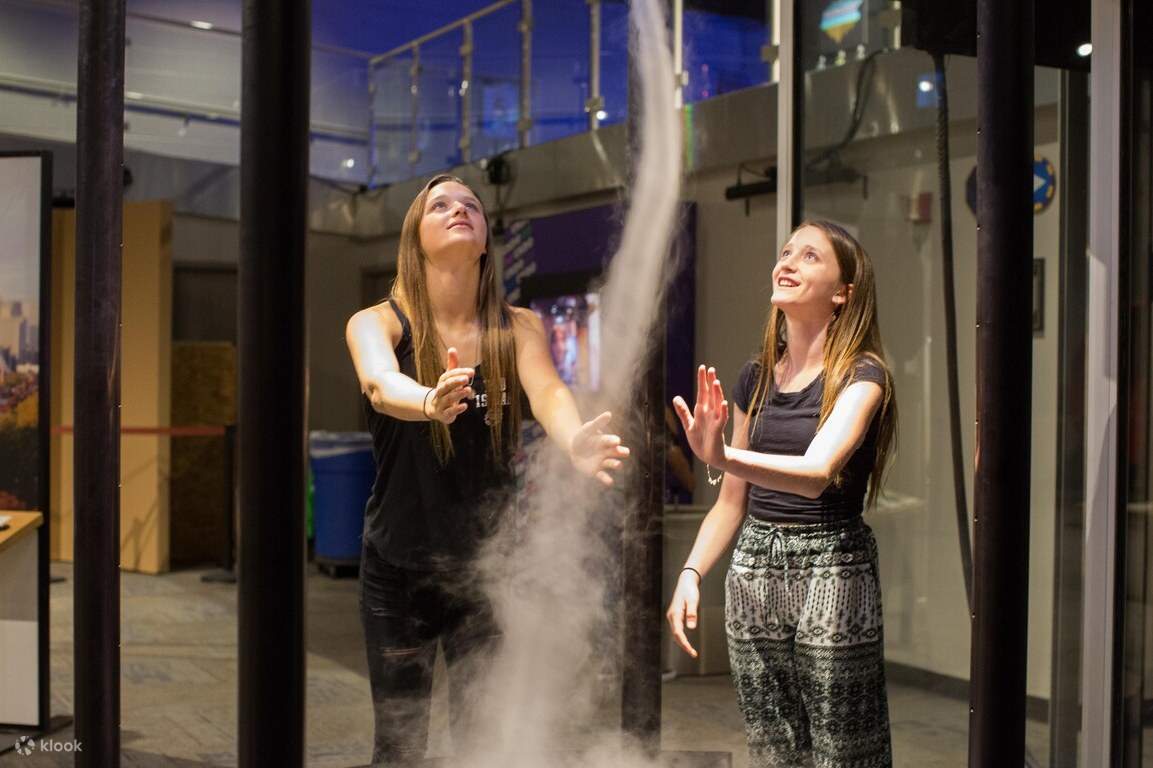 เด็กผู้หญิงสองคนกำลังมองไปที่กลุ่มควัน