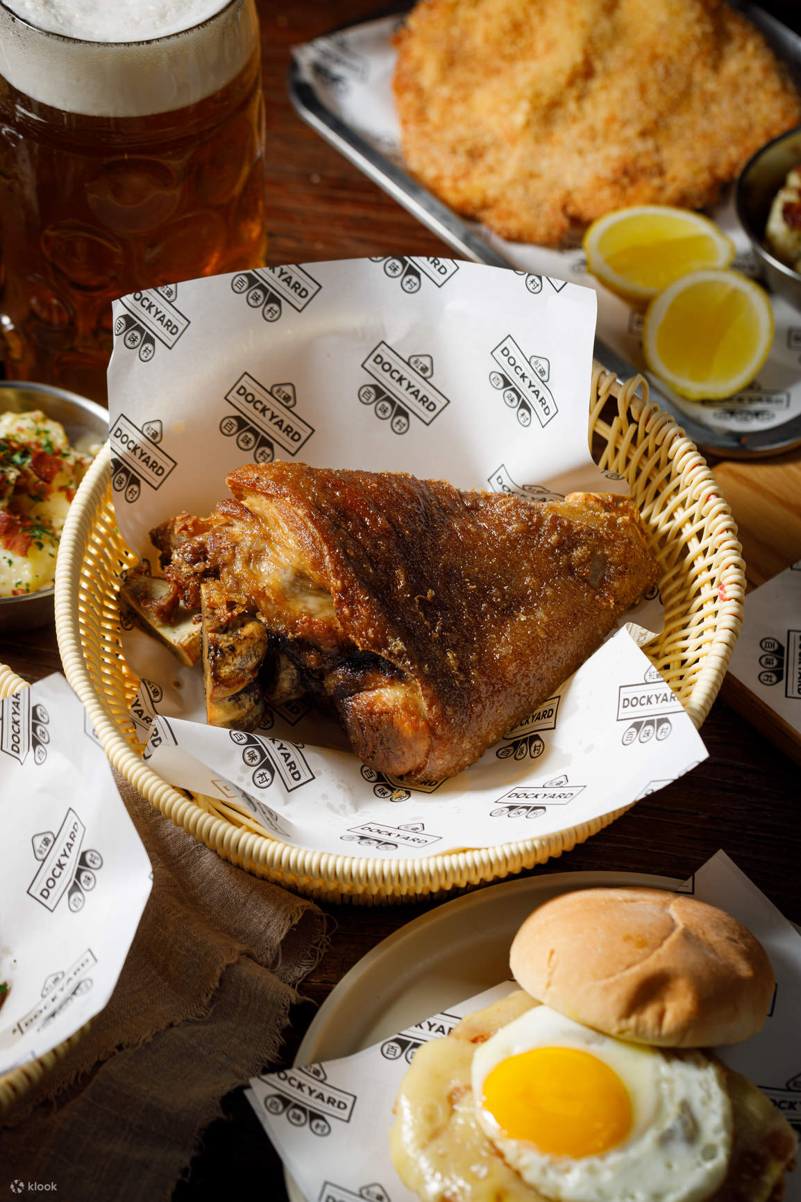 Kerry Hotel, Dockyard, Pesta