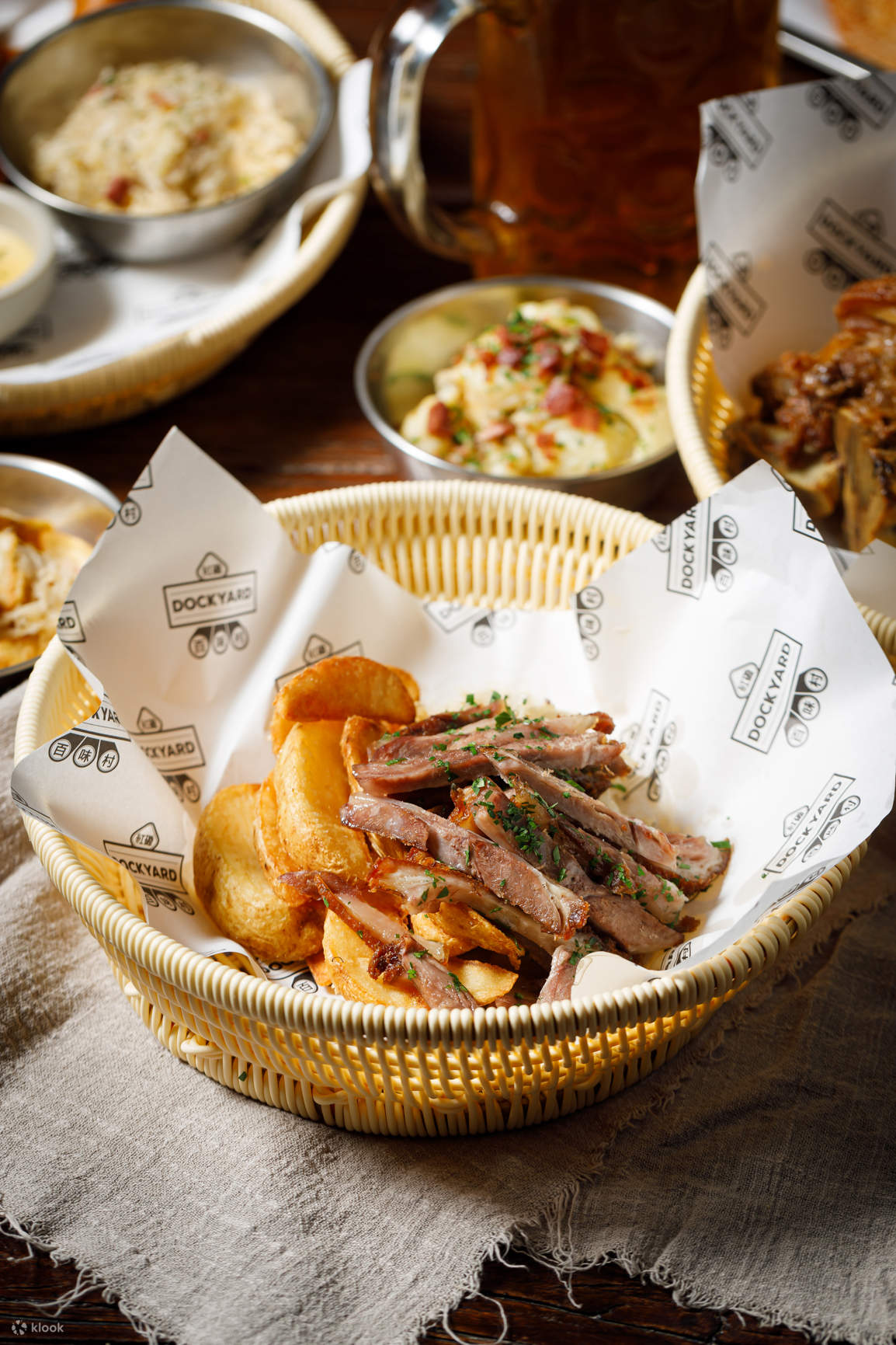 Kerry Hotel, Dockyard, Pesta