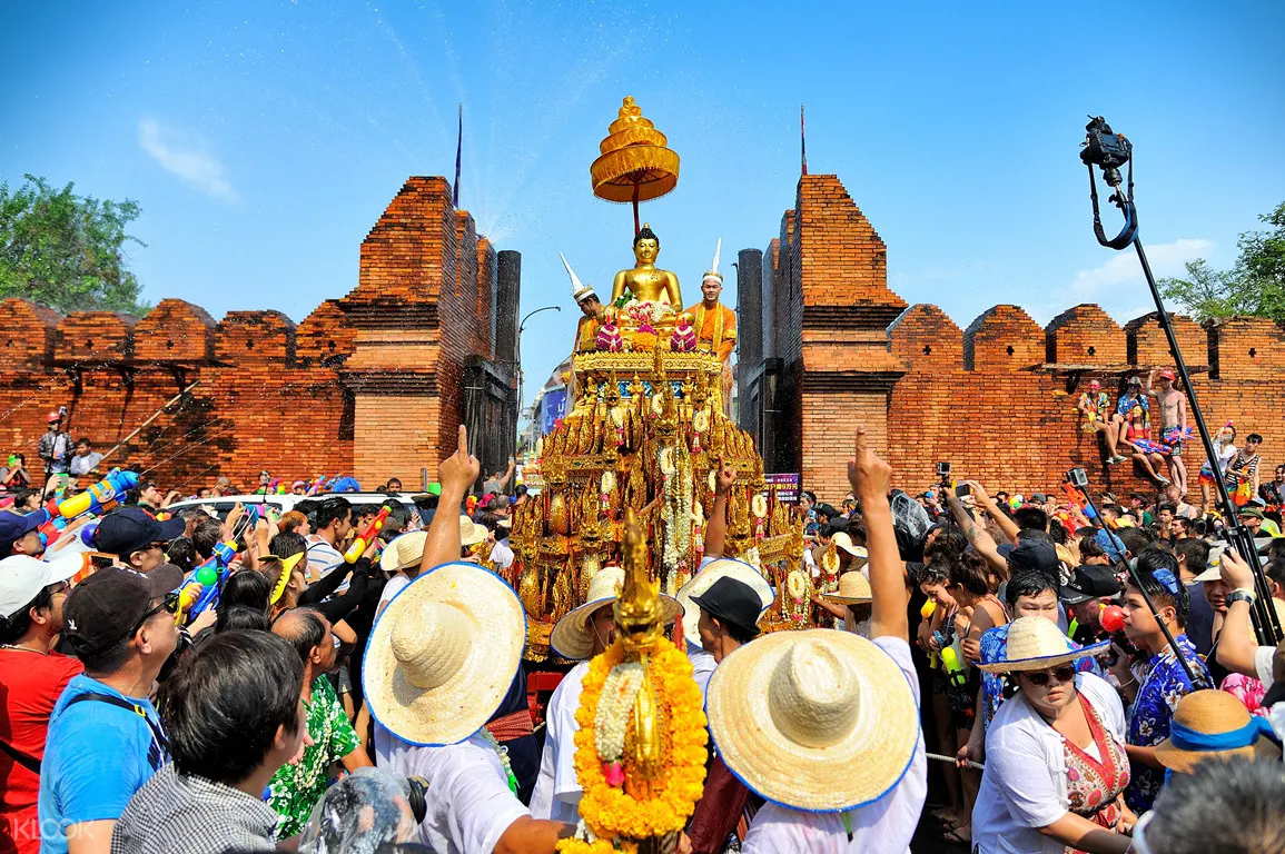 2018清邁宋干節,清邁寺廟祈福,清邁街頭潑水節