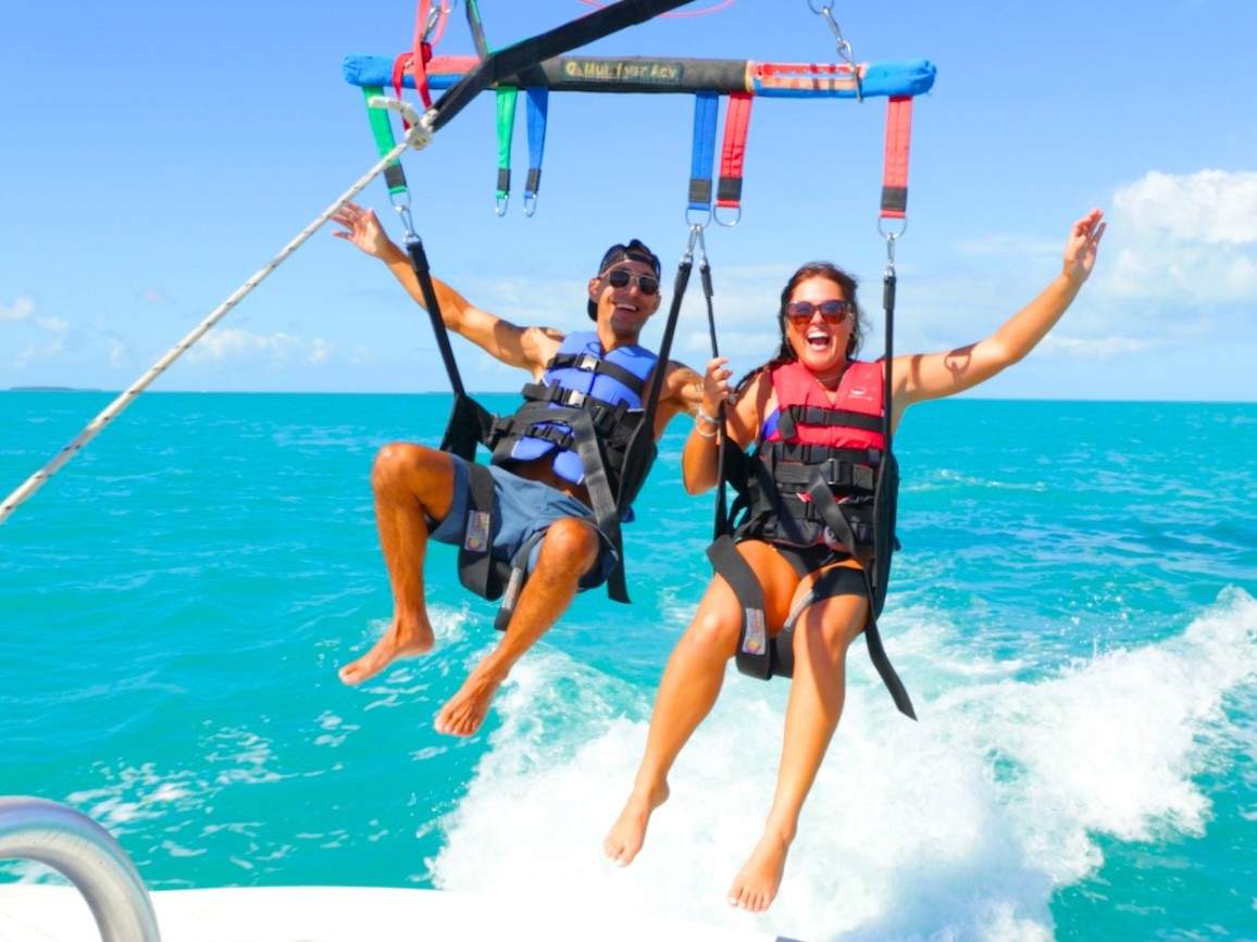 忘れられないパラセーリング体験で、2人一緒に空を滑空しましょう。