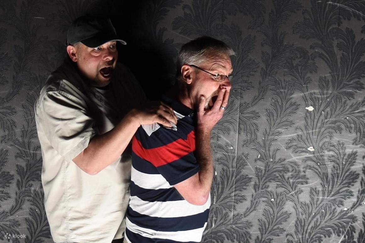 Dos personas abrazándose