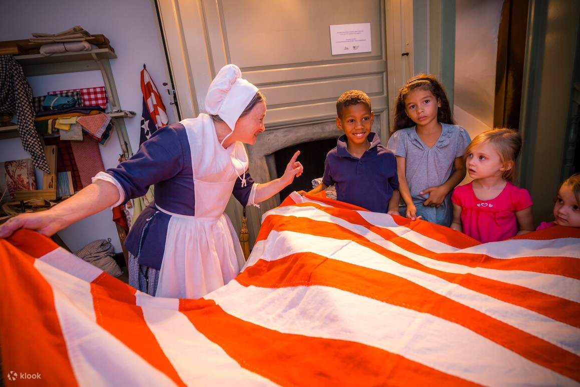 아이들에게 깃발을 보여주는 여성